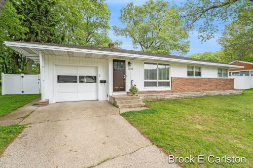 3024 Beach St, Meskegon MI 49441-1128 exterior