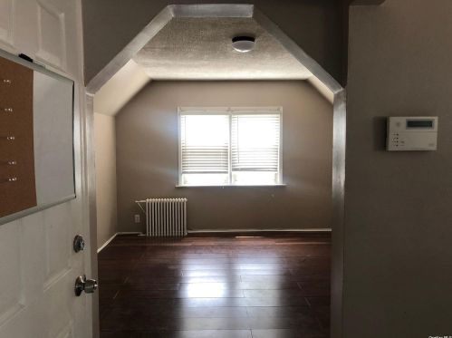 3 Park Pl, Valley Stream NY  11580-3000 exterior