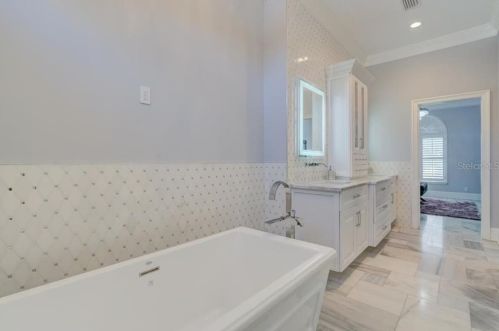 2819 Safe Hbr Dr, Tampa FL 33618-4538 exterior