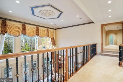 896 Alvermar Rdg Dr, Mc Lean VA 22102-1439 exterior