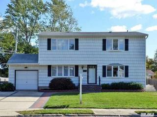 20 Calvert Ave, Commack NY  11725-3200 exterior