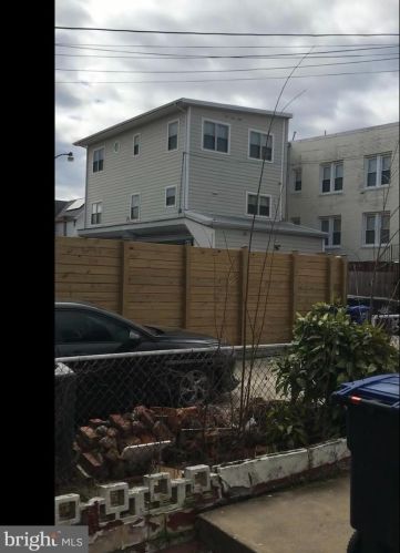 2114 4 St, Washington DC 20003-1101 exterior