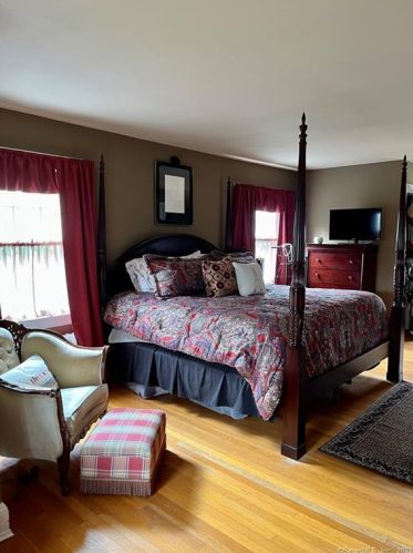 140 Maple St, Hartford CT 06109-3721 exterior