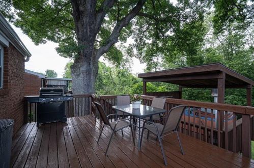 265 Burch Dr, Moon Twp PA  15108-3113 exterior