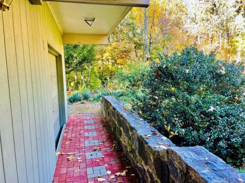 95 Covington Dr, Milford CT 06461-1804 exterior