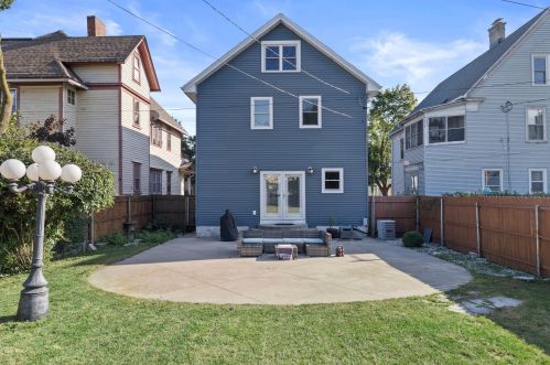 424 Lloyd St, Milwaukee, WI 53212-3354