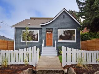 8356 18th Ave, Seattle WA  98106-2313 exterior