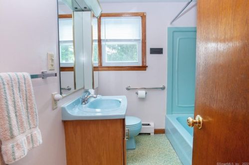 5 Litchfield Dr, Enfield CT 06082-5807 exterior