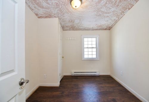 85 Acushnet Ave, Springfield MA 01105-2216 exterior