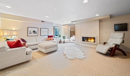 1335 Sandburg Ter, Chicago IL 60610-1507 exterior