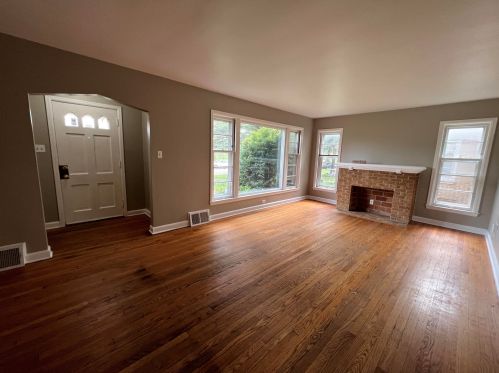 5325 Lincoln Creek Dr, Milwaukee, WI 53218-5722