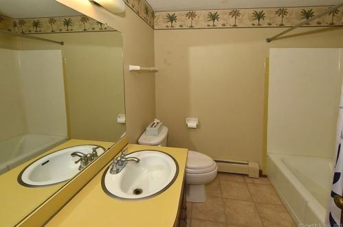 16 Ladd Rd, Ellington CT 06029-3104 exterior