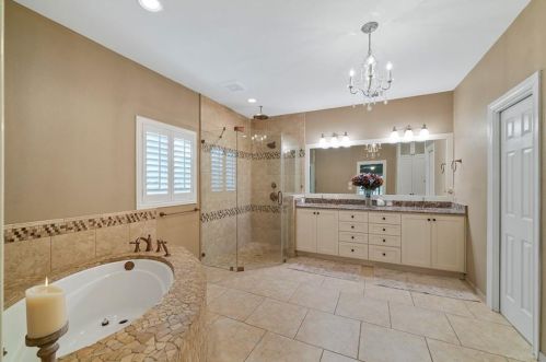 5703 Lockhill Rd, San Antonio TX 78240-1620 exterior