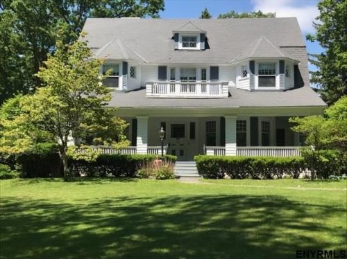 1033 Avon Rd, Schenectady, NY 12308-2403