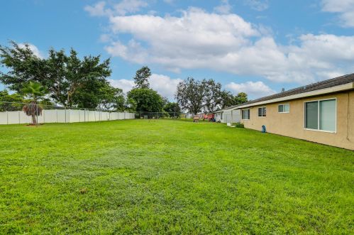 357 Eastport Cir, Fort Pierce FL 34953-7125 exterior