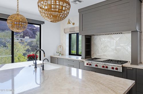 5841 Echo Canyon Cir, Phoenix AZ 85018-1243 exterior