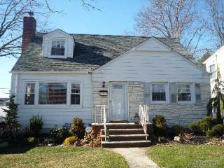 26 Verbena Ave, North Merrick, NY 11566-1131