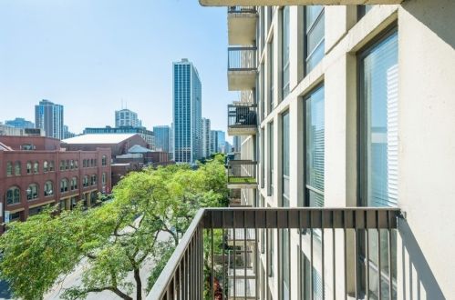 1660 La Salle Dr, Chicago IL 60614-6000 exterior