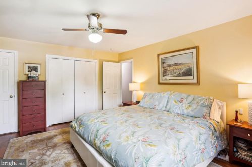 18052 Ml Crk Dr, Rockville MD 20855-1000 exterior