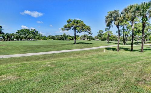 30 Gln Dr, Boynton Beach FL 33436-6208 exterior