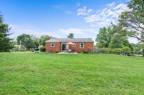 1572 Crestview Dr, Pittsburgh PA 15237-1507 exterior