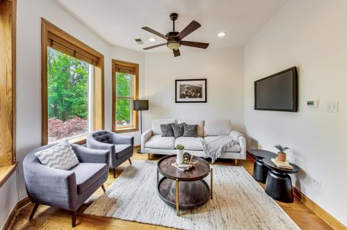 4216 Winchester Ave, Chicago, IL 60613-1014