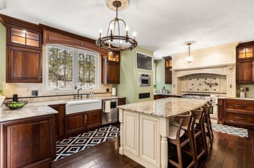 4 Kensington Rd, Worcester MA 01602-1814 exterior