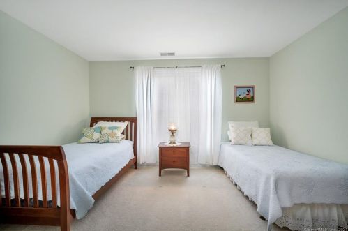 185 Country Club Dr, Seymour CT 06478-1197 exterior