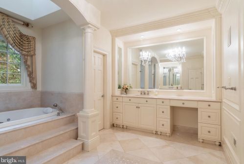 1250 Daleview Dr, Mc Lean VA 22102-1538 exterior