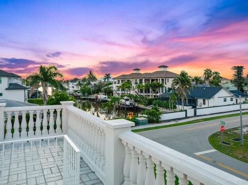 9980 Vanderbilt Dr, Naples FL 34108-2170 exterior