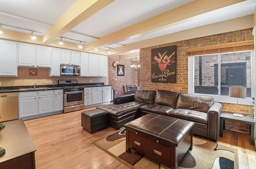 646 Belden Ave, Chicago, IL 60614-3306