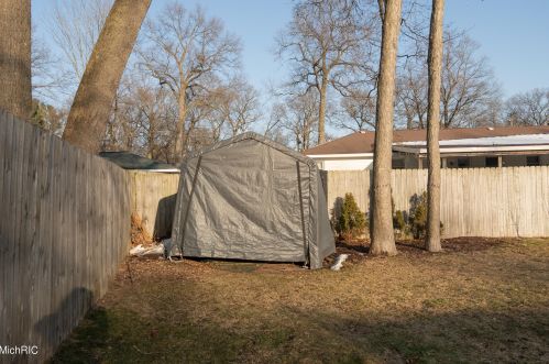 1154 Cadillac Dr, Meskegon MI 49445-1917 exterior