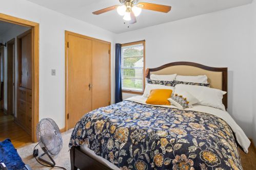 4906 74th St, Milwaukee, WI 53220-4320