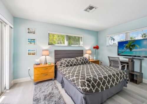 1550 Sandpiper St, Naples FL 34102-1595 exterior