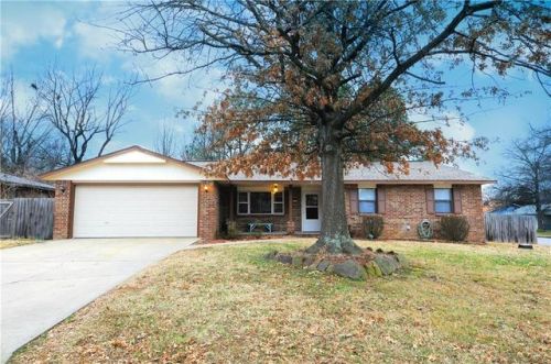 1610 Greenbriar St, Springdale, AR 72762-1563