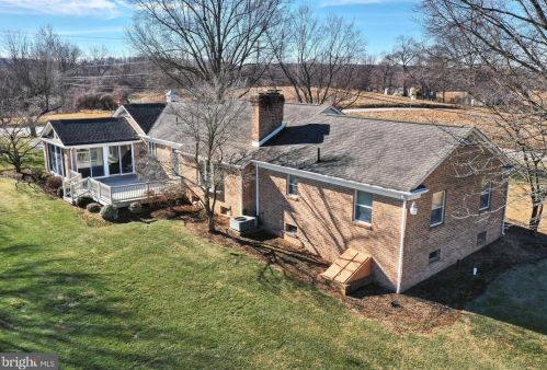 869 Fairview Dr, Hanover PA 17331-9747 exterior