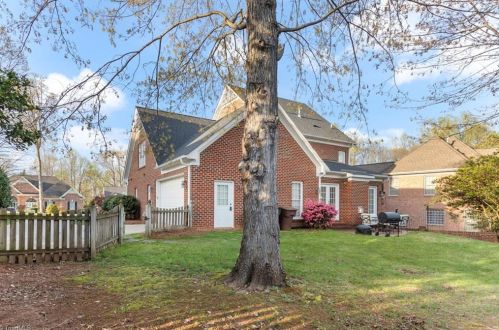 16 Middlefield Ct, Greensboro NC  27455-2257 exterior