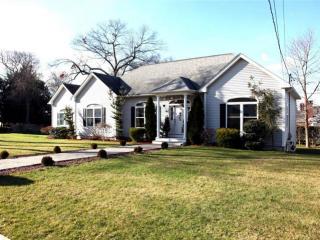 90 Coldbrook Dr, Cranston, RI 02920-3668