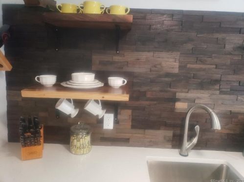 206 Maple Ave, Uncasville CT 06382-2109 exterior