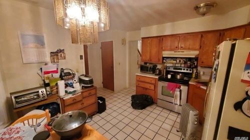 4 Allis Ct, Huntington Station, NY 11747-1105