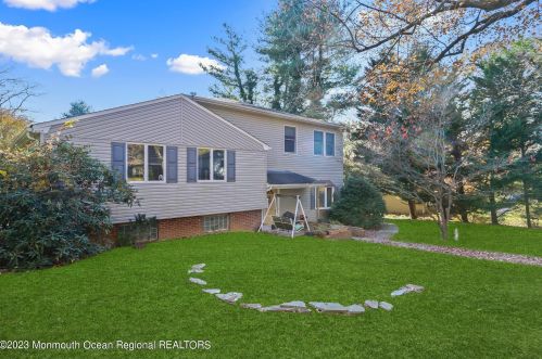 16 Farrell Dr, Middletown, NJ 07748-3210