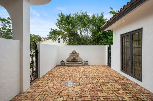 8060 Twin Lk Dr, Boca Raton FL 33496-1945 exterior