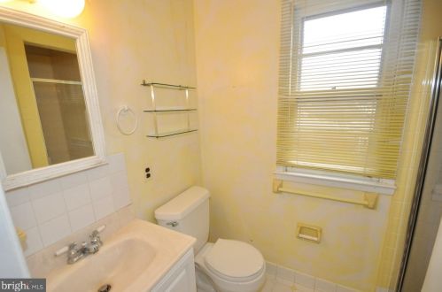 1049 Warfield Ln, Huntingdon Valley PA 19006-3426 exterior