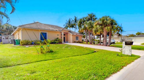 1590 Underwood Ave, Fort Pierce FL  34953-2586 exterior