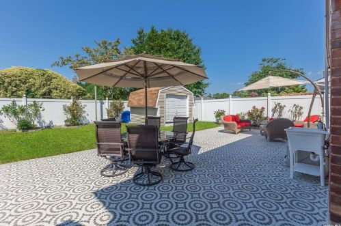 92 Forsythia Ln, Babylon NY 11703-2806 exterior