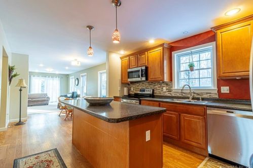 6 Cranberry Dr, Uncasville CT 06382-2006 exterior