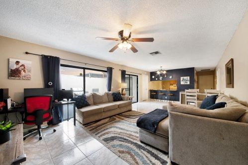 2075 24th Cir, Boynton Beach, FL 33426-6578