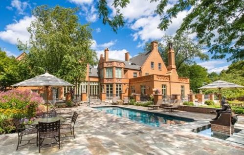 2743 Lake Dr, Milwaukee, WI 53211-3851