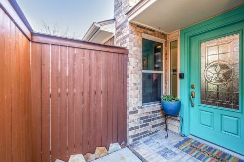 9438 Blue Jay Way, Irving TX  75063-6403 exterior