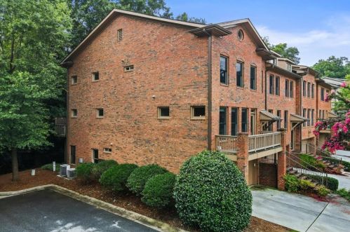 3320 Chestnut Woods Cir, Atlanta, GA 30340-3296